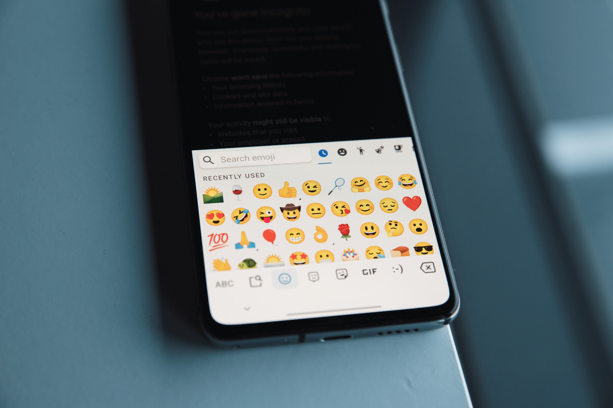 Les Emojis et le Ton de la Marque sur les Réseaux Sociaux